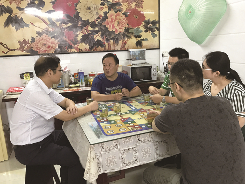 T市總工會(huì)副主席張小軍(左)一行到公司特困職工呂亞新家中走訪慰問.jpg