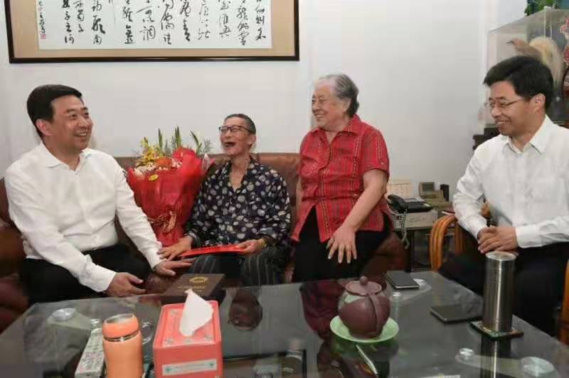 市委書記汪泉(左一)到全國勞模、常柴公司退休老領導汪志鈞家中探望.jpg
