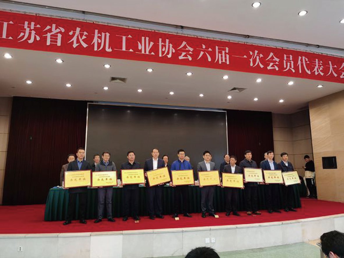 圖為公司副總經(jīng)理謝國忠(右五)代表公司上臺領獎.jpg