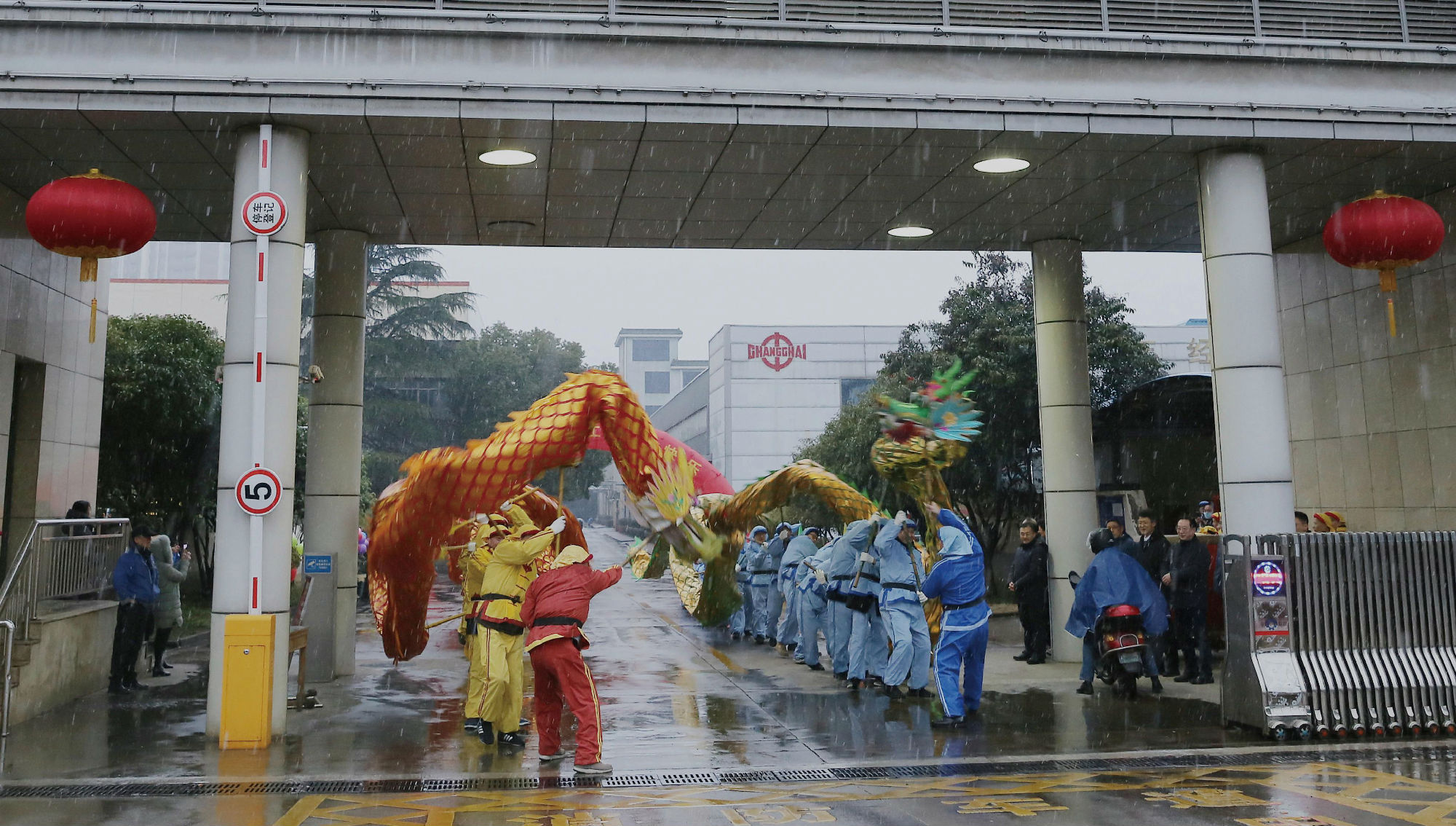 春節(jié)后上班第一天:公司領導向職工拜年送祝福_副本.jpg